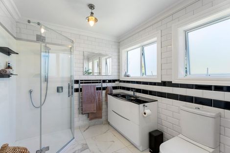 Photo of property in 2/52 Maxwelton Drive, Mairangi Bay, Auckland, 0630