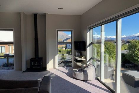 Photo of property in 2 Kahu Close, Wanaka, 9305