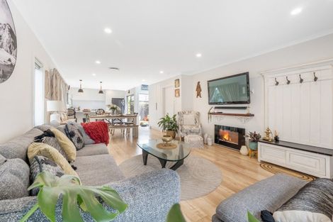 Photo of property in 5 Waihanga Way, Bucklands Beach, Auckland, 2014