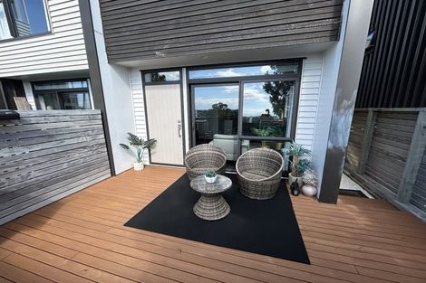 Photo of property in 5/15 Chivalry Road, Glenfield, Auckland, 0629