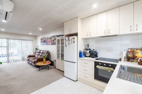 Photo of property in 4/6 Ray Small Drive, Papakura, 2110