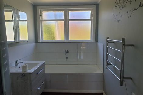 Photo of property in 5 Cumberland Grove, Cannons Creek, Porirua, 5024