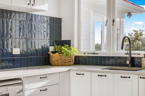 Photo of property in 1/150 East Coast Road, Forrest Hill, Auckland, 0620