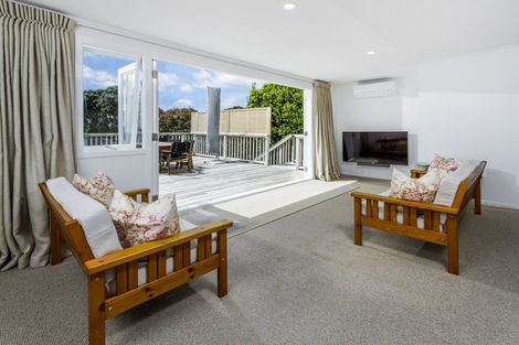 Photo of property in 63 Knights Road, Rothesay Bay, Auckland, 0630