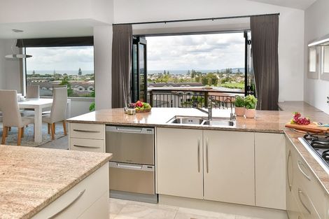 Photo of property in 37 Grovenor Drive, Orewa, 0931