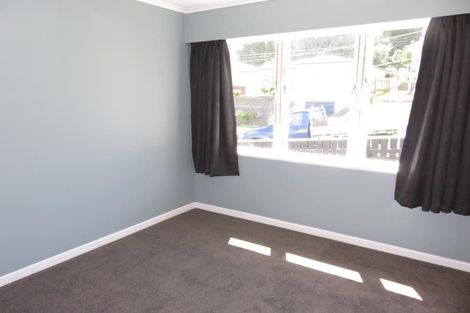 Photo of property in 16 Omega Street, Newlands, Wellington, 6037