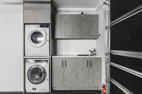 Photo of property in 9 Frederick Place, Whalers Gate, New Plymouth, 4310