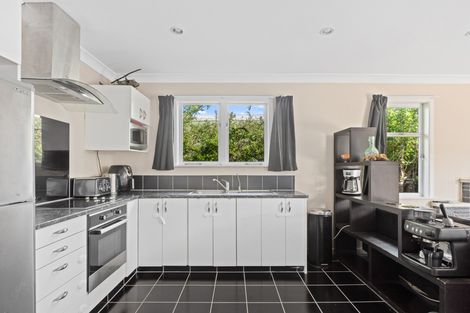 Photo of property in 102 Taikata Road, Te Atatu Peninsula, Auckland, 0610