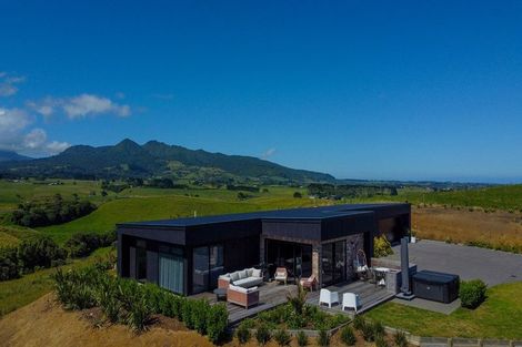Photo of property in Tapuae, 26 Washer Road, Omata, New Plymouth, 4374
