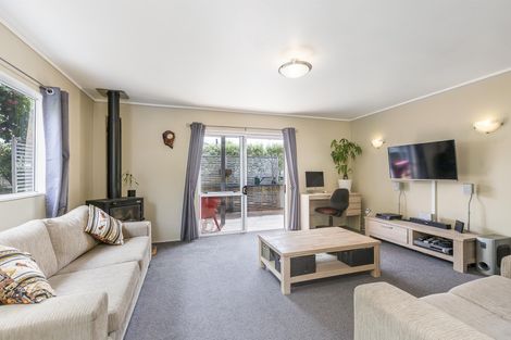 Photo of property in 2/39 Fairmount Road, Titirangi, Auckland, 0604