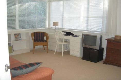 Photo of property in 2/20 Russell Street, Stanley Point, Auckland, 0624