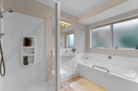 Photo of property in 2 Piriti Drive, Te Atatu Peninsula, Auckland, 0610