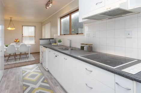 Photo of property in 9 Darren Crescent, Half Moon Bay, Auckland, 2012
