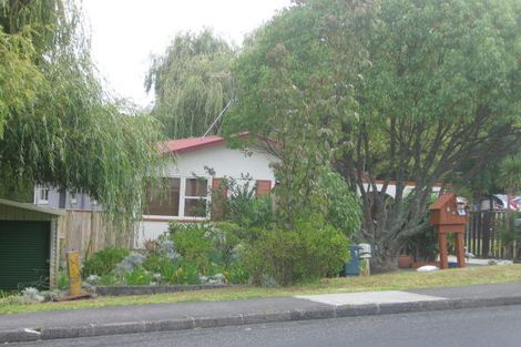 Photo of property in 38 Totaravale Drive, Totara Vale, Auckland, 0629