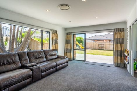 Photo of property in 7 Lambert Way, Paraparaumu, 5032