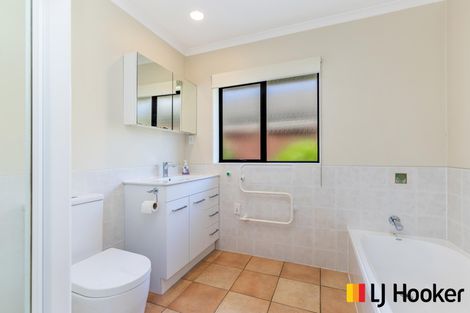Photo of property in 4 Croftview Road, Wattle Downs, Auckland, 2103