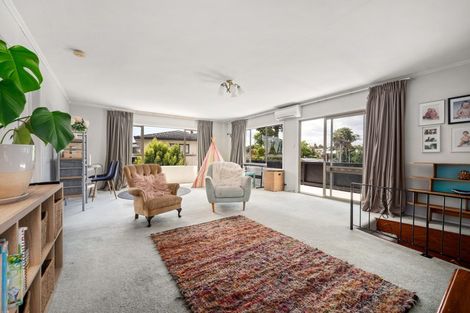 Photo of property in 10 Porter Avenue, Te Atatu South, Auckland, 0610