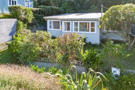 Photo of property in 14 Cave Road, Houghton Bay, Wellington, 6023