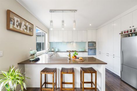 Photo of property in 16 Kirikiri Drive, Papakura, 2110