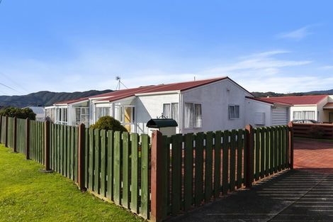 Photo of property in 5 Lees Grove, Wainuiomata, Lower Hutt, 5014