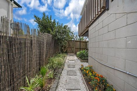 Photo of property in 4/38 Old Lake Road, Narrow Neck, Auckland, 0624