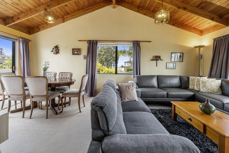 Photo of property in 3 Lantana Road, Green Bay, Auckland, 0604