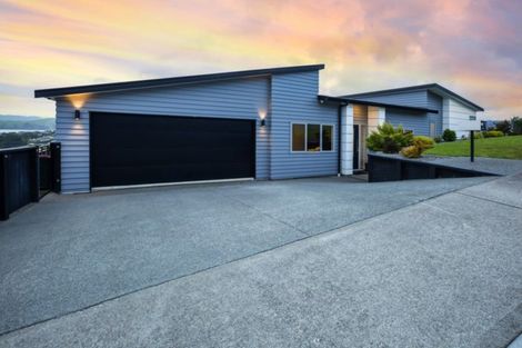 Photo of property in 2 Madeira Close, Whitby, Porirua, 5024