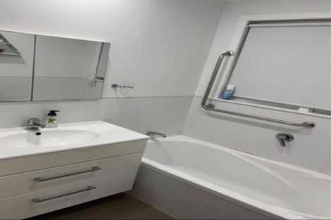 Photo of property in 2 Lowtherhurst Road, Massey, Auckland, 0614