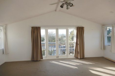 Photo of property in 537 Glenfield Road, Glenfield, Auckland, 0629