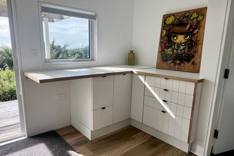 Photo of property in 15 Piha Road, Piha, New Lynn, 0772