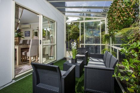 Photo of property in 21 Crimson Park, Oteha, Auckland, 0632