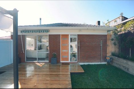 Photo of property in 2/9 Paruru Avenue, Northcote, Auckland, 0627