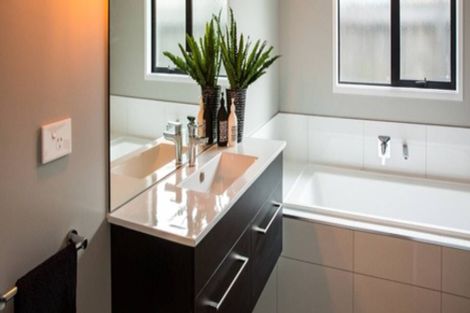 Photo of property in 14 Vogwill Road, Kumeu, 0810