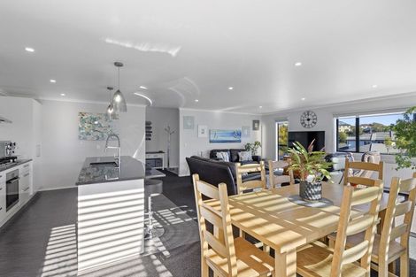 Photo of property in 32 Lanyon Place, Whitby, Porirua, 5024