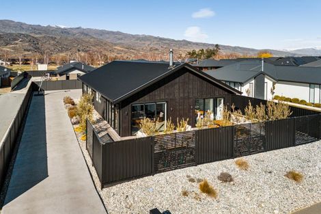 Photo of property in 38 Stratford Drive, Mount Pisa, Cromwell, 9383