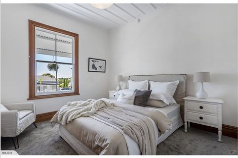 Photo of property in 12 Rodney Road, Northcote Point, Auckland, 0627