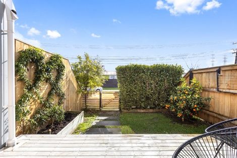 Photo of property in 1 Royal View Road, Te Atatu South, Auckland, 0610