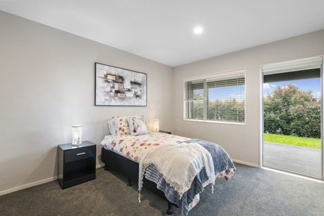Photo of property in 8 Oak View Terrace, Schnapper Rock, Auckland, 0632