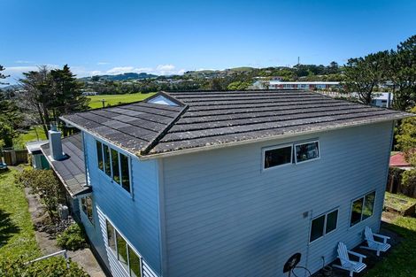 Photo of property in 18a Robert Street, Newlands, Wellington, 6037