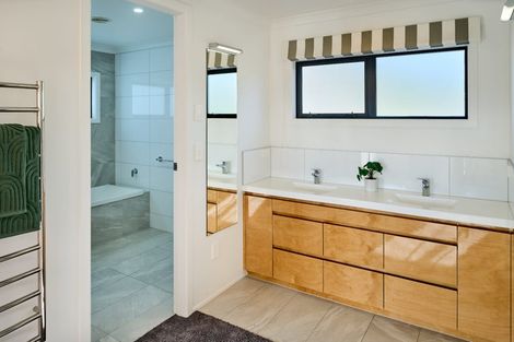 Photo of property in 4 Caughley Grove, Karori, Wellington, 6012