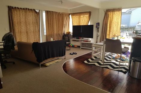 Photo of property in 942 East Coast Road, Northcross, Auckland, 0630