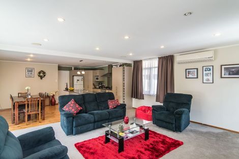 Photo of property in 82 Newlands Road, Newlands, Wellington, 6037