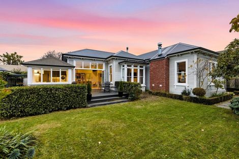 Photo of property in 8 Aikmans Road, Merivale, Christchurch, 8014