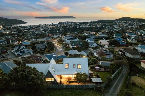 Photo of property in 112 Gloaming Hill, Titahi Bay, Porirua, 5022