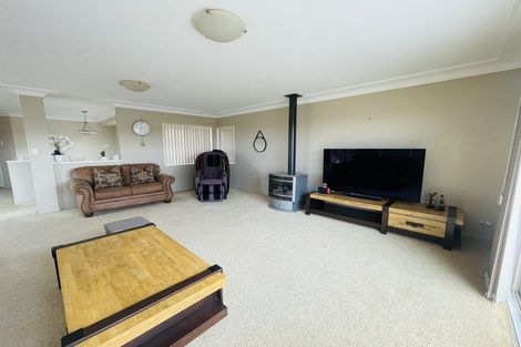 Photo of property in 10 Bonnard Place, West Harbour, Auckland, 0618