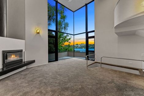 Photo of property in 2/102 Queen Street, Northcote Point, Auckland, 0627