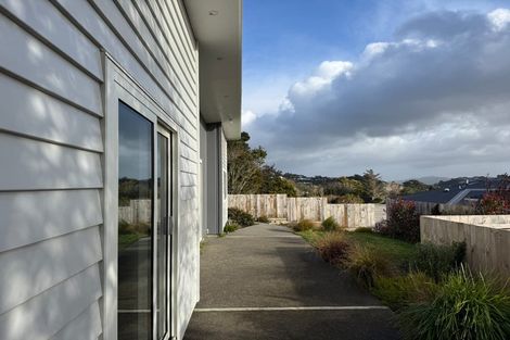 Photo of property in 12a Warrington Grove, Newlands, Wellington, 6037