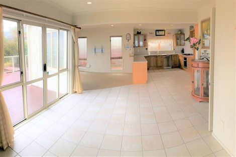 Photo of property in 22 Dress Circle, Newlands, Wellington, 6037