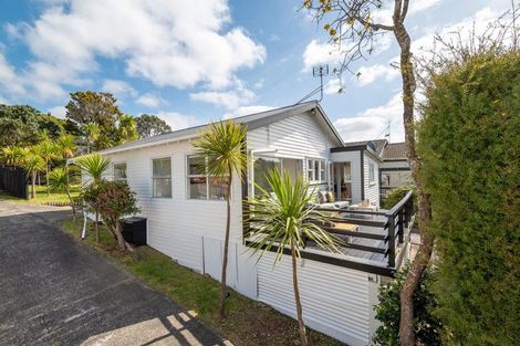 Photo of property in 5 Lyons Avenue, Murrays Bay, Auckland, 0630