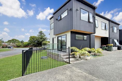 Photo of property in 2 Peterhouse Place, West Harbour, Auckland, 0618
